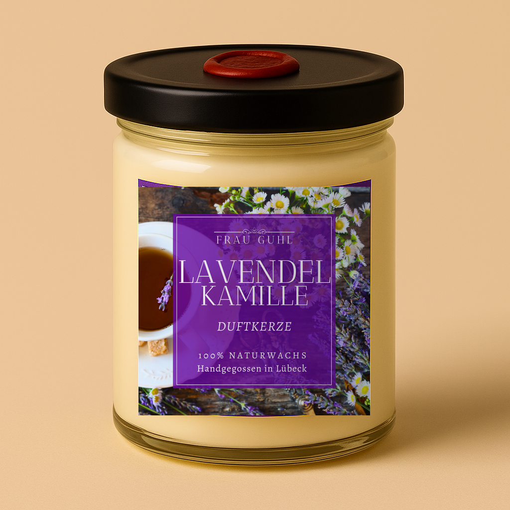Lavendel Kamille Duftkerze von Frau Guhl – handgegossene Kerze im klaren Glas mit Holzdeckel, violettes Etikett, dekoriert mit Lavendel und Kamille.