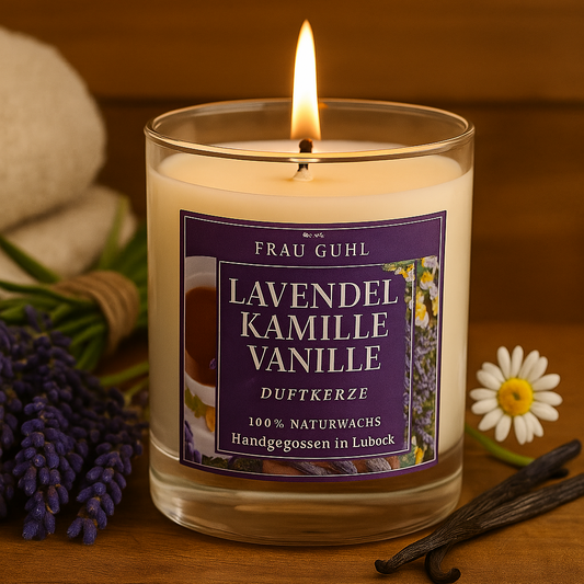 Duftkerze Lavendel Kamille von Frau Guhl – 200 g Naturwachs im klaren Glas mit schwarzem oder hellem Holzdeckel, violettes Etikett, dekoriert mit Lavendel.