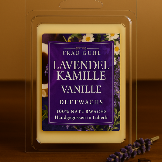 Duftwachs Lavendel Kamille von Frau Guhl – handgegossene Wachswürfel in Aromaschutzverpackung, mit violettem Etikett auf weißem Untergrund, dekoriert mit Lavendelblüten.