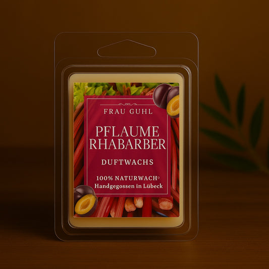 Pflaume-Rhabarber-Duftwachs von Frau Guhl, 4 quadratische Wachsstücke auf hellem Untergrund, dekoriert mit Zwetschgen- und Rhabarber-Elementen – 50 g Packung mit Etikett.